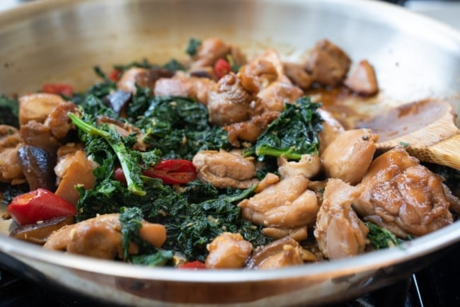 DSC6752 e1573537446354 - Chicken Stir Fry with Kale and Mushrooms