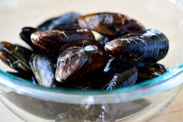 DSC9518 01 640x427 - Honghap Miyeok Guk (Seaweed Soup with Mussels)