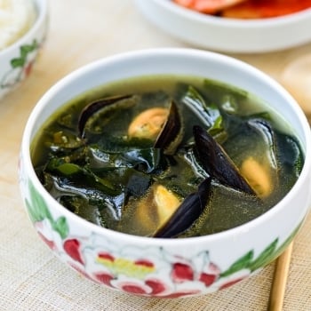 DSC9562 4 1 350x350 - Honghap Miyeok Guk (Seaweed Soup with Mussels)
