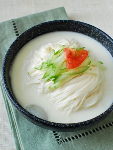 Thin wheat noodles in chilled savory soy milk