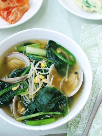 Siguemchi doenjang guk (Spinach soup)